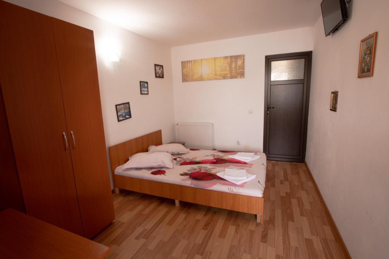 Casa Camelia Otel Dubova Dış mekan fotoğraf